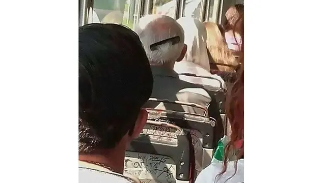 6 Kejadian Tak Disengaja di dalam Bis Ini Bikin Senyum
