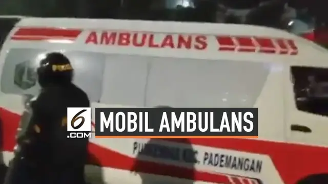 Sejumlah mobil ambulans diperiksa polisi di dekat gardu tol Pejompongan karena diduga bawa batu dan bensin. Peristiwa ini tampak dalam video tmcpoldametro yang diunggah dalam akun instagramnya.