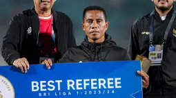 Pada kategori wasit terbaik, penghargaan jatuh kepada wasit Nendi Rohaendi yang berasal dari Asprov Jawa Barat. Dalam statistiknya di musim ini, wasit Nendi Rohaendi telah bertugas sebanyak 24 kali pada musim 2023/2024, dengan mengeluarkan 117 Kartu Kuning, 5 Kartu Merah serta 8 kali memberikan hadiah penalti. Selain trofi ia juga berhak atas hadiah uang sebesar Rp100 juta. (Bola.com/Bagaskara Lazuardi)