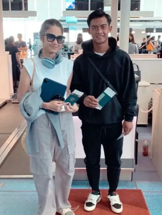 Kilas balik saat keduanya hendak naik pesawat untuk pulang ke Indonesia. Potret kebersamaan mereka berdua di bandara ini banjir pujian. Banyak yang baper melihat kemesraan pengantin baru ini. (Liputan6.com/IG/arhanazizah.official)