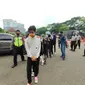 Polisi mengamankan sejumlah pelajar di Tangerang yang hendak ke Jakarta untuk mengikuti demo penolakan RUU Cipta Kerja. (Liputan6.com/Pramita Tristiawati)