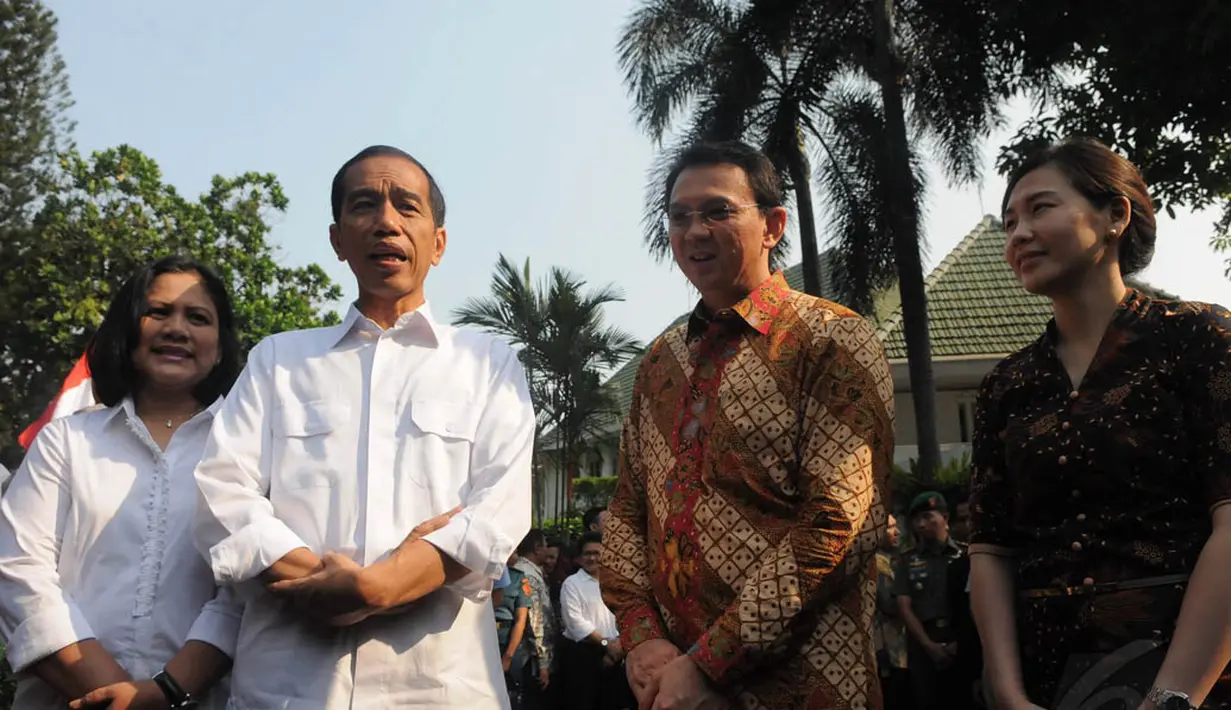 Presiden Jokowi beserta Istrinya, Iriana dan Plt Gubernur DKI Basuki Tjahaja Purnama (Ahok) beserta istri, Veronica, Jakarta, (22/10/14). (Liputan6.com/Herman Zakharia)