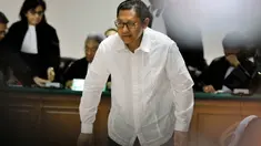 Anas Urbaningrum memberi hormat kepada Majelis Hakim saat memasuki ruang persidangan di Pengadilan Tipikor, Jakarta, Jumat (30/5/14). (Liputan6.com/Johan Tallo)