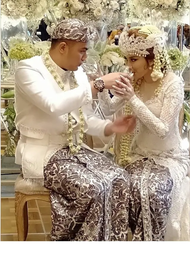 6 Momen Pernikahan Guntur Triyoga dan Apristiyah Devita, Dekorasi Serba Putih