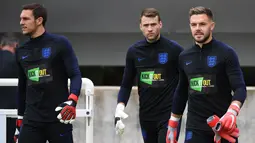Penjaga gawang Inggris, Jack Butland (kanan) dan Alex McCarthy (kiri) saat akan mengikuti sesi latihan jelang menghadapi Swiss dalam pertandingan UEFA Nations League, Inggris, Minggu (10/9). (PAUL ELLIS/AFP)