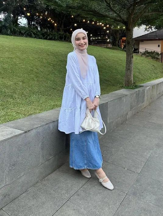 Cut Intan Nabila memadukan atasan dress balon berwarna putih yang manis dengan rok denim, dan hijab cokelat muda polos. [Foto: Instagram/cut.intannabila]