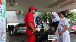 Petugas melayani konsumen saat HUT RI ke-71, Jakarta, Rabu (17/8). Menyambut HUT RI ke-71, Pertamina memberikan Pertalite gratis dengan syarat hafal teks proklamasi. (Liputan6.com/Angga Yuniar)