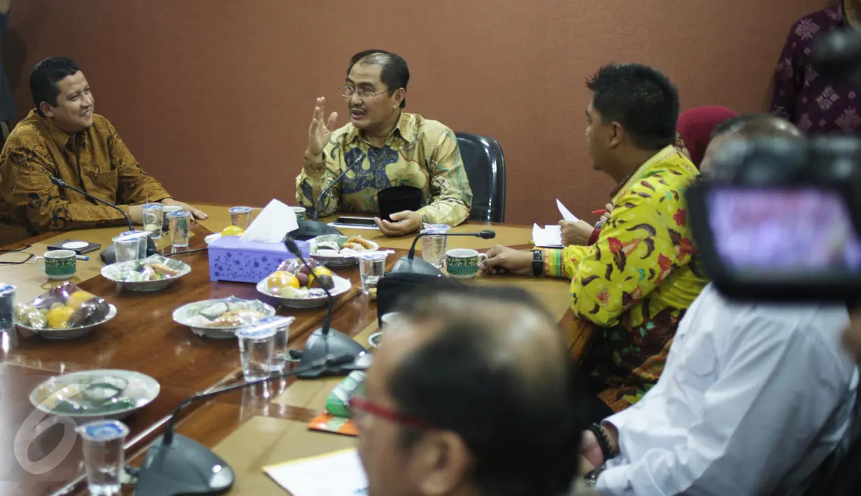 Ketua DKPP Jimly Asshidiqqie memberikan pemaparan saat pertemuan Tripartit di Ruang Rapat DKPP RI, Gedung Bawaslu lantai 5, Jakarta, Kamis (23/2). Pertemuan tersebut terkait dengan Pilkada serentak 2017. (Liputan6.com/Faizal Fanani)