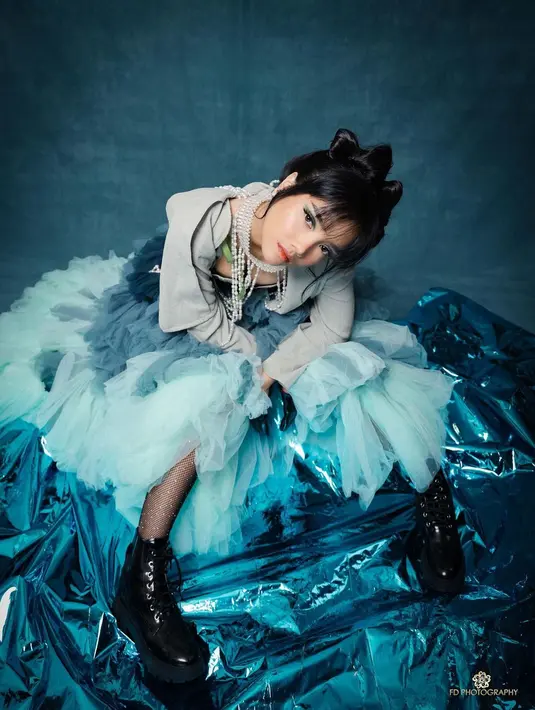 Dengan latar studio nuansa biru gelap, Fuji tampil dengan beragam pose yang dramatis dan ekspresi fierce.  [Credit: IG/@fdphotography90].