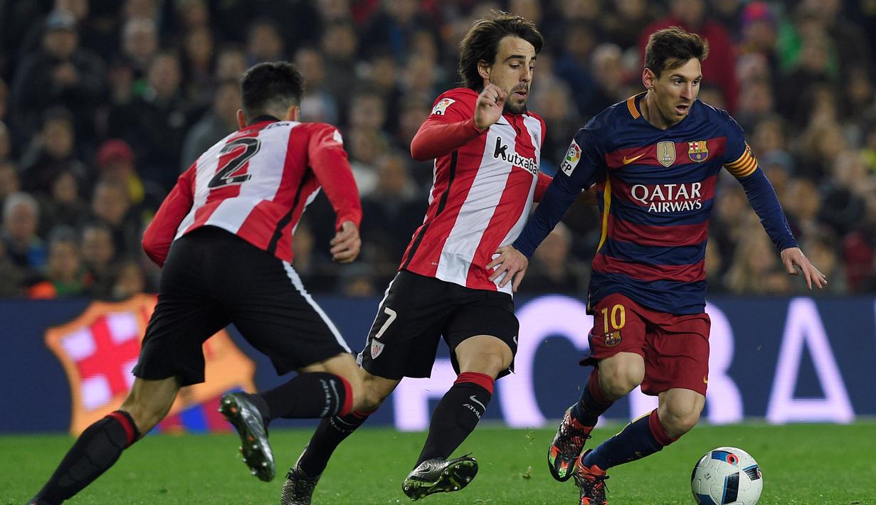 Aksi Lionel Messi melewati hadangan pemain Athletic Bilbao dalam pertandingan leg kedua perempat final Copa del Rey di Stadion Camp Nou, Barcelona, Kamis (28/1/2016) dini hari WIB. (AFP/Lluis Gene)