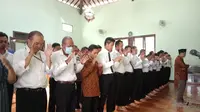 Perayaan hari uang dengan memakai baju tradisional di kantor Pelayanan pajak (KPP) Pratama Jember Jawa Timur, mendadak berubah menjadi hari berkabung. (Liputan6.com/ Dian Kurniawan)