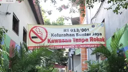 Seorang anak bermain sepeda di salah satu gang Program Kampung Iklim (Proklim) RW 01, Sunter Jaya, Jakarta, Kamis (7/2). Kampung Iklim di kawasan yang memiliki 24 RT tersebut merupakan ciptaan warga setempat secara sukarela. (Merdeka.com/Iqbal S. Nugroho)