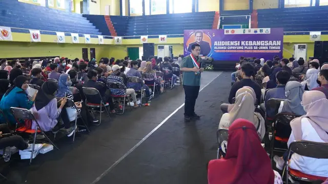Menteri BUMN Erick Thohir dikalungi medali dan diberikan 'kartu hijau' tanda dukungan dari Kelompok Cipayung Plus Jiwa Timur