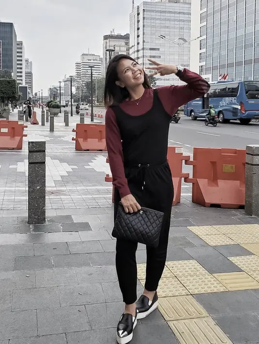 Greysia mengenakan jumpsuit hitam yang dipadukan dengan inner. Dok. Instagram @greyspolii
