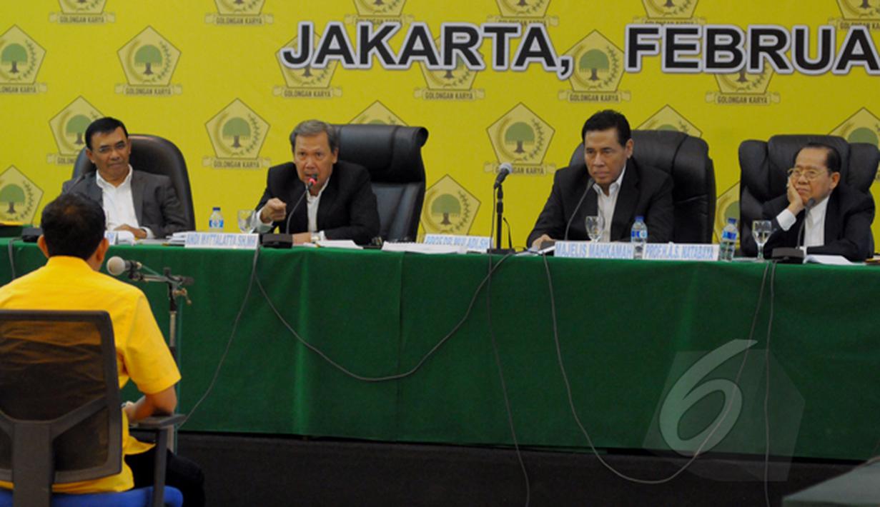 Anggota majelis hakim Andi Mattalata (kedua kiri) memberikan pertanyaan pada saksi dari kubu Aburizal Bakrie saat sidang Mahkamah Partai Golkar di Kantor DPP Partai Golkar, Jakarta, Rabu (25/2/2015). (Liputan6.com/Andrian M Tunay)