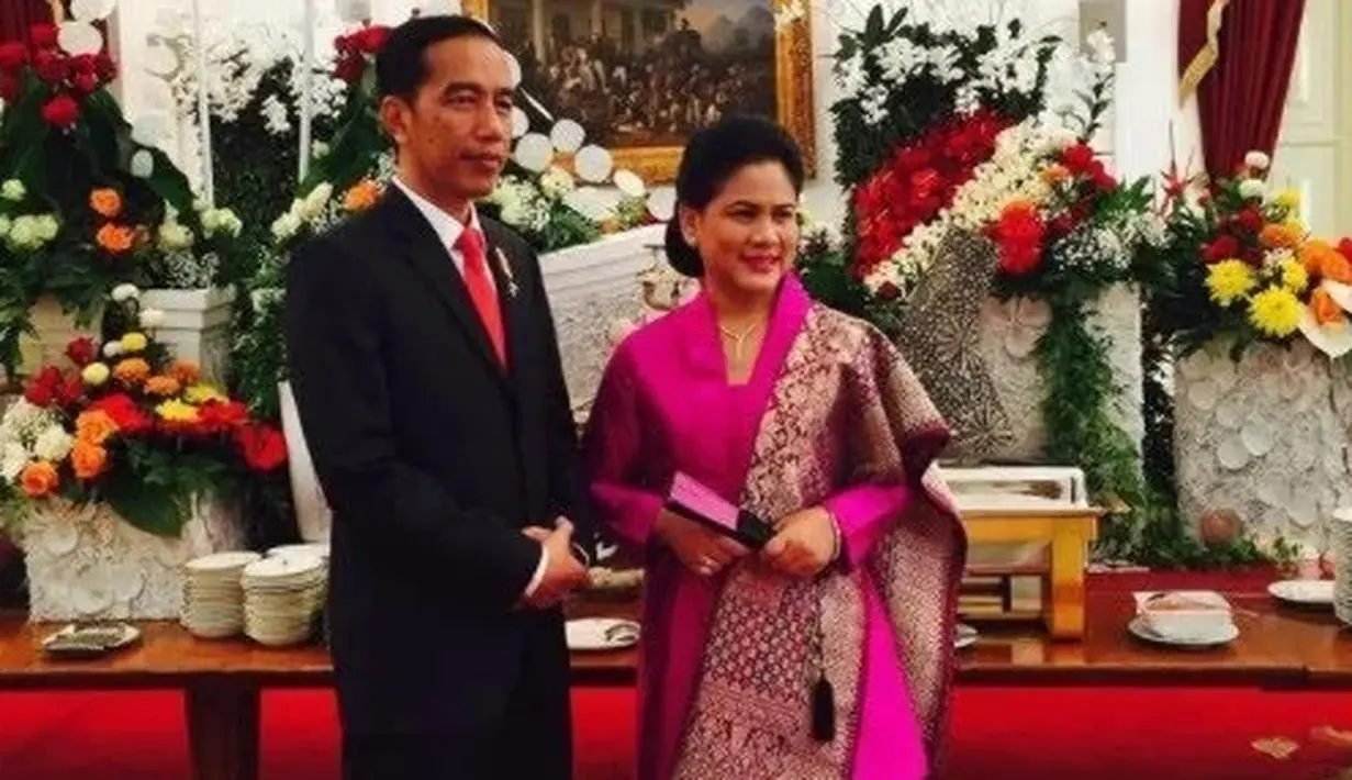 Iriana pada HUT ke-70 RI mengenakan pakaian warna magenta dipadu dengan songket etnik yang serasi dengan selendang dan kainnya. Dok. Instagram/@ayanggkahiyang