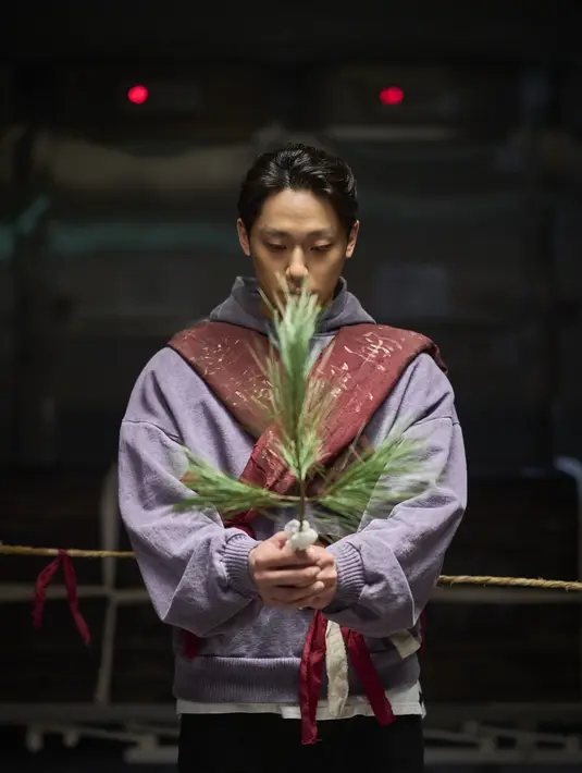 <p>Lee Do Hyun berperan sebagai Bong Gil, seorang dukun yang ahli dalam mantra. Potongan gambar yang dirilis menampilkan suasana meresahkan yang dihadapi keempat karakter yang terjerat kasus misterius. (Foto: Showbox via Soompi)</p>
