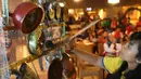 Aksi seorang anggota Flavaliciousmax saat memeriahkan acara ulang tahun AIS Regional Bogor ke-6 dan nonton bareng Newcastle United melawan Arsenal di Gumati Cafe, Bogor. Sabtu (29/8/2015). (Bola.com/Arief Bagus)