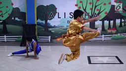 Sejumlah anak berlatih sebelum mengikuti perlombaan saat tes event menuju pesta olahraga musim panas Asia ke-18 bertemakan "1st Indonesia Traditional Wushu Championship 2017", Road to Asian Games 2018, Jakarta, Jumat (27/10). (Liputan6.com/Johan Tallo)