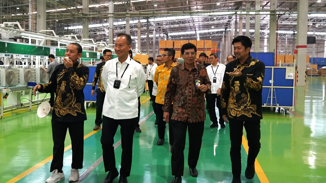 Menteri Perindustrian Agus Gumiwang Kartasasmita,  Dirjen ILMATE Kemenperin Taufik Bawazier, dan Presiden Direktur Sharp Indonesia Shinji Teraoka, melihat proses produksi AC. (Dok Sharp)