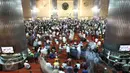 Sejumlah warga melaksanakan salat sunah sebelum menunaikan salat Jumat terakhir pada bulan Ramadan 1437 H di Masjid Istiqlal, Jakarta, Jumat (7/1). Bulan Ramadan merupakan momentum bagi umat Islam untuk memperbanyak ibadah. (Liputan6.com/Faizal Fanani)