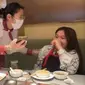 Pelayan Restoran Hot Pot Hibur Pelanggan yang Lagi Patah Hati dengan Nyanyian. (dok. Facebook/ Iris Wong)