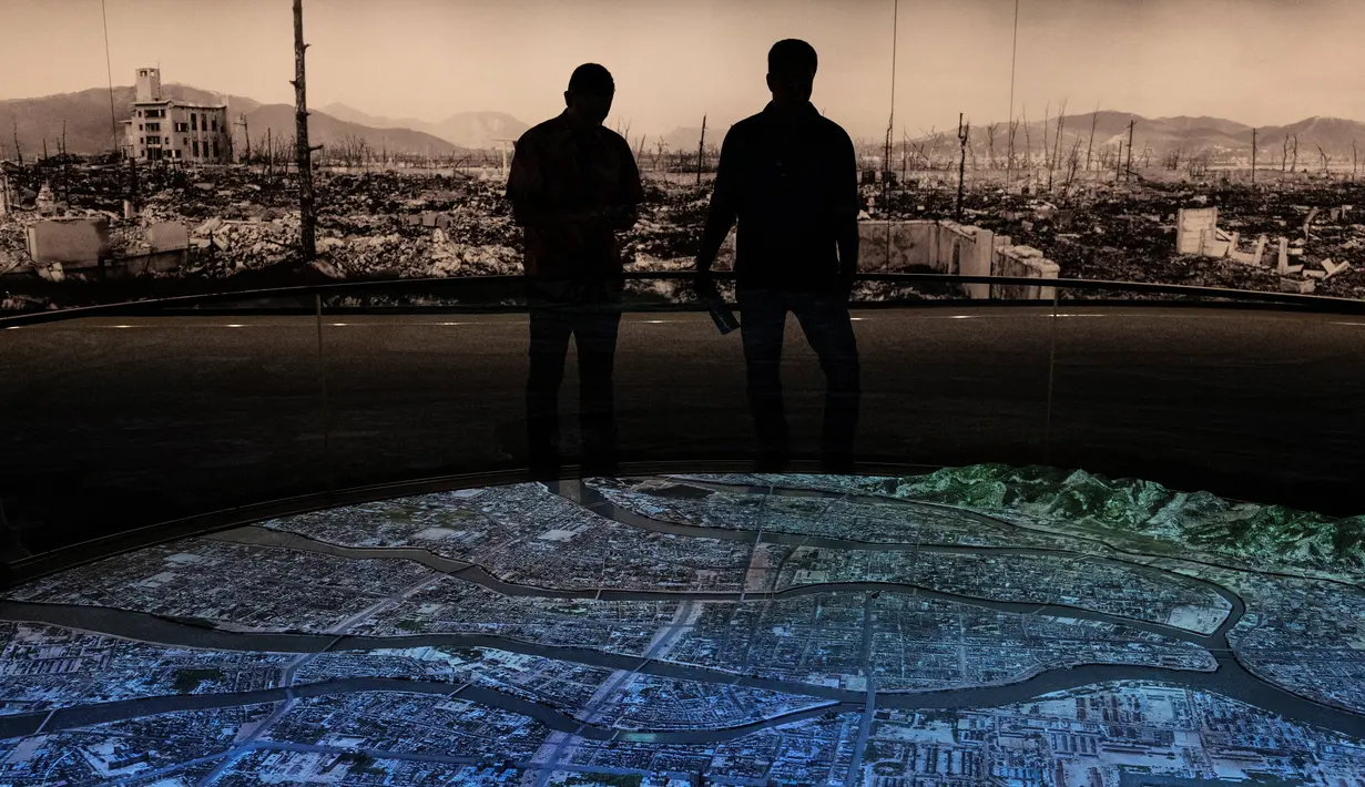 <p>Pengunjung melihat pajangan yang menggambarkan kehancuran akibat bom atom tahun 1945, di Museum Peringatan Perdamaian Hiroshima di Hiroshima, pada tanggal 15 Mei 2023, hanya beberapa hari menjelang kedatangan para pemimpin untuk KTT Pemimpin G7. (AFP/Richard A. Brooks)</p>