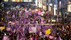 Ribuan pengunjuk rasa memperingati Hari Perempuan Internasional di Istanbul, Turki, Jumat (8/3). Massa mengecam kekerasan dan mendesak kesetaraan hak. (AP Photo/Lefteris Pitarakis)