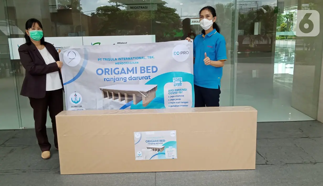Donasi oleh TRIS merupakan bentuk kepedulian untuk berpartisipasi dalam menanggulangi pandemi Covid-19. Sebanyak 20 unit ranjang darurat yang terbuat dari material corrugated carton ramah lingkungan disumbangkan ke rumah sakit yang membutuhkan. (Liputan6.com/Pool)