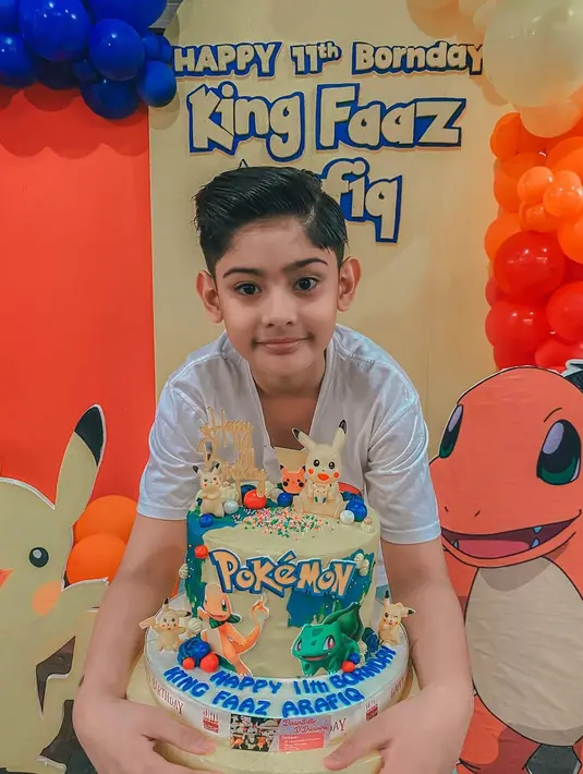 Fairuz A Rafiq menuliskan pesan haru untuk putranya yang genap 11 tahun. Bersama suami dan tim, Fairuz juga memberikan kejutan pada waktu sahur.  Berikut beberapa potret ulang tahun King Faaz Rafiq  ke-11. [Instagram/fairuzarafiq]