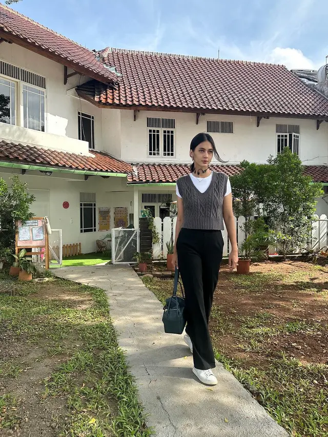 7 Potret Penampilan Paula Verhoeven saat Antar Anak Sekolah Ini Curi Perhatian
