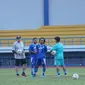 Pelatih Persib Bandung Robert Alberts memberikan pekerjaan rumah kepada pemainnya saat menjalani libur. (Huyogo Simbolon)