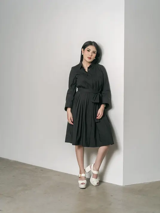 "Oh iya, menyibukan diri iya, supaya nggak terlalu stress lagi. Ada teman ngobrol, menyibukkan diri," ungkap Nindy di kawasan Blok M, Jakarta Selatan, Selasa (8/6/2021).(Instagram/nindyparasadyharsono)