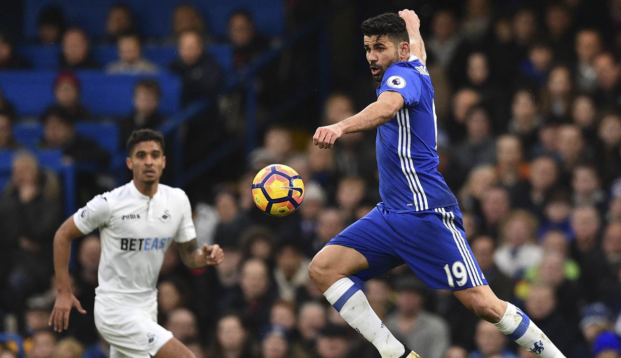 Striker Chelsea, Diego Costa, berusaha menendang bola saat melawan Swansea. Pada laga ini The Blues memakai formasi andalannya 3-4-3, sementara Swansea menggunakan skema 4-3-3. (AFP/Glyn Kirk)