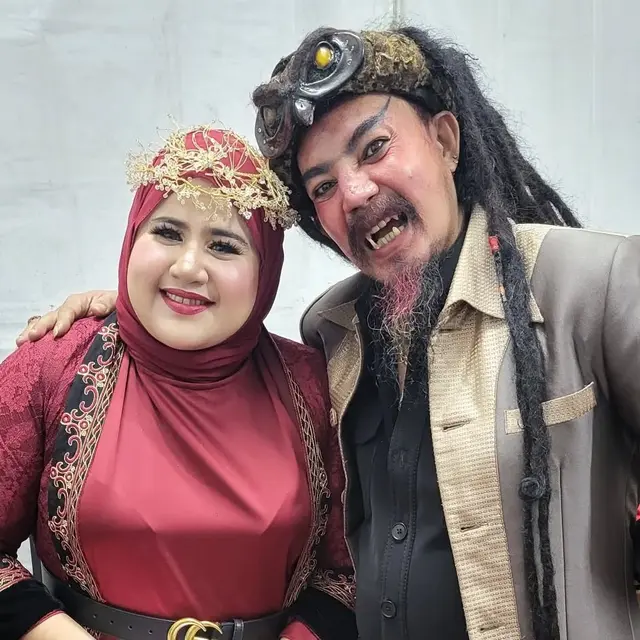 Potret Limbad Pamer Gigi Taring