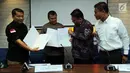 Komisioner Ombudsman Adrianus Meliala, Irwasda Polda Metro Jaya Kombes Pol Komarul Zaman, Dirkrimum Polda Metro Jaya Kombes Pol Royke Harilangi saat penyerahan temuan maladministrasi kasus Novel Baswedan di Jakarta, Kamis (6/12). (Liputan6.com/JohanTallo)