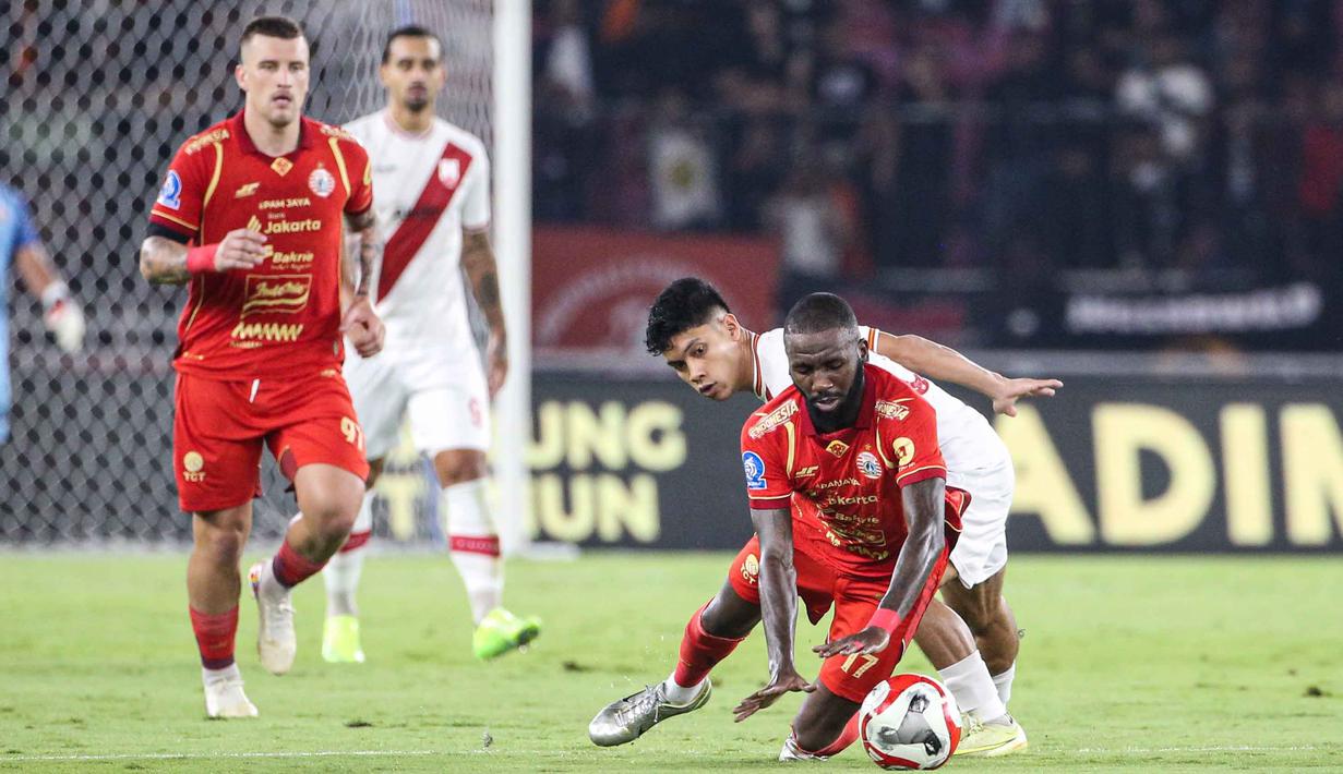 Penyerang Persija, Allano Brendon de Souza Lima (kedua kanan) terjatuh saat berebut bola dengan pemain Persis Solo pada pertandingan pekan ke-30 BRI Super League 2025/2026 di Stadion Utama Gelora Bung Karno (SUGBK), Jakarta, Senin 27 April 2026 malam WIB. (Bola.com/Abdul Aziz)