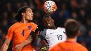 Gelandang Prancis, Paul Pogba, duel udara dengan bek Belanda, Virgil Van Dijk, pada laga persahabatan di Stadion Amsterdam Arena, Amsterdam, Jumat (25/3/2016). Belanda takluk 2-3 dari Prancis. (AFP/Franck Fife)