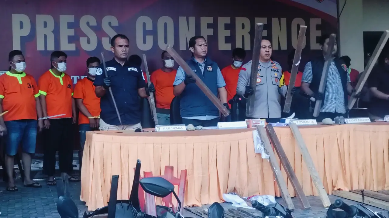 Tersangka dan barang bukti bentrokan Ormas dalam konferensi pers di Polresta Pekanbaru.