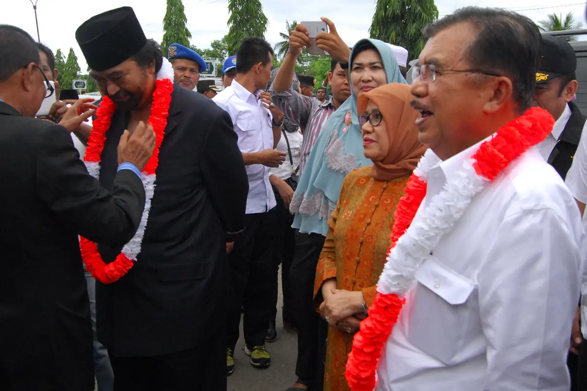 Cawapres Jusuf Kalla (kakan) saat berkunjung bersama Ketua Umum Partai Nasdem Surya Paloh (tengah) di Padang.