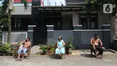 Warga berjemur untuk meningkatkan imunitas tubuh di pinggir jalan kompleks Perumahan Vila Cinere Mas, Depok, Kamis (8/7/2021). Saat ini lebih dari 50 warga Vila Cinere Mas terpapar Covid-19 dan menjalani isolasi mandiri di rumah masing-masing. (merdeka.com/Arie Basuki)