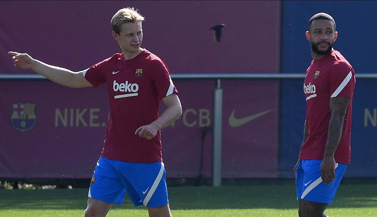 Memphis Depay pun tak perlu beradaptasi terlalu lama mengingat dirinya bertemu kembali dengan rekan senegaranya yakni Frankie De Jong dan juga Ronald Koeman yang pernah menjadi pelatih timnas Belanda.  (Foto: AFP/Lluis Gene)