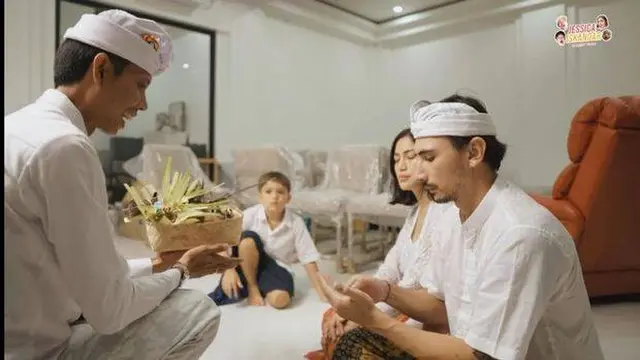 Potret Selebriti Jalani Ritual Melaspas untuk Rumah dan Villa Baru di Bali