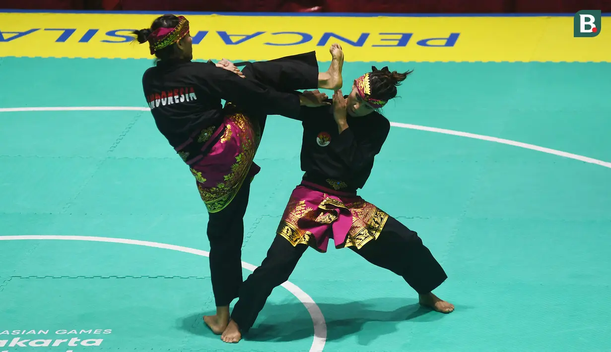 Pesilat Indonesia, Ayu Sidan Wilantari dan Ni Made Dwiyanti, saat beraksi pada Asean Games di Padepokan TMII, Jakarta, Rabu (29/8/2018). Ayu/Made berhasil meraih emas pada nomor seni ganda putri. (Merdeka.com/Imam Buhori)