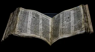 Alkitab Ibrani Codex Sassoon berusia 1.100 tahun dipajang di ANU Museum of the Jewish People di Tel Aviv untuk pameran manuskrip selama seminggu, bagian dari tur artefak di seluruh dunia di Inggris, Israel, dan Amerika Serikat sebelum penjualan, Rabu (22/3/2023).  (AP Photo/Ariel Schalit)