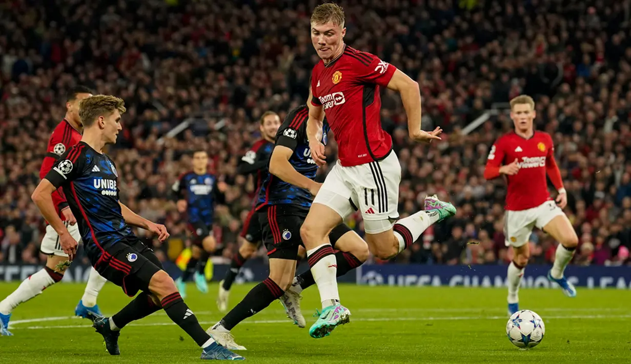 Itu dilakukan Garnacho saat pemain Man Utd lainnya sibuk mengajukan protes kepada wasit. Dan benar, tembakan Jordan Larsson benar-benar bisa ditepis Onana. (AP Photo/Dave Thompson)