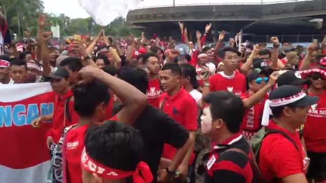 Berita video dukungan suporter Indonesia jelang pertandingan Timnas U-22 melawan Thailand di luar Stadion Shah Alam, Selasa (15/8/2017).