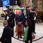 Raja Charles III, Putri Anne, Pangeran Andrew dan Pangeran Edward menghadiri Vigil di Katedral St Giles, di Edinburgh, pada 12 September 2022, lokasi peti mati Ratu Elizabeth II. (JANE BARLOW / POOL / AFP)