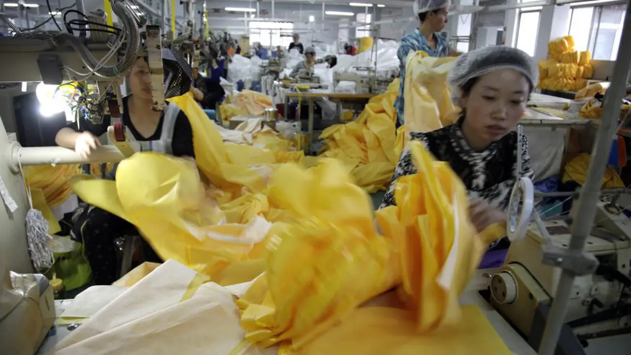 Cina Kebanjiran Order Baju Ebola