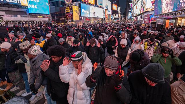Umat Muslim Berbuka Puasa dan Salat Tarawih Bersama di Times Square New York